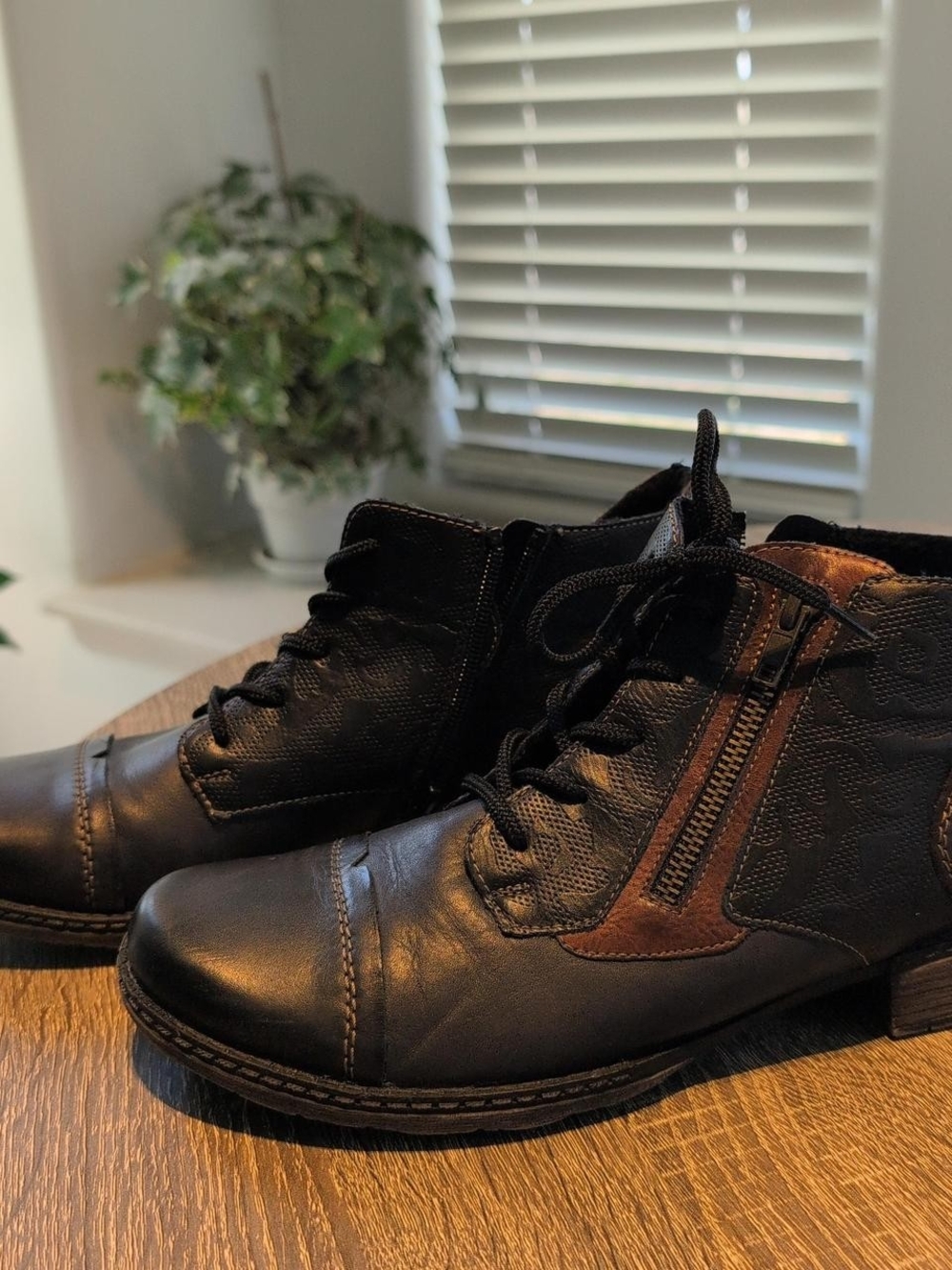 Nwot Remonte German black/brown leather lace up and zippered boots.
